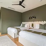 The Elmwood - Brand New Rooftop Lounge W Firepit Holiday home *