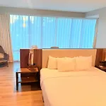 La Quinta Inn & Suites By Wyndham Nashville Downtown Stadium