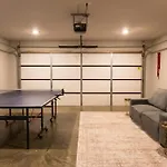 New Lux Townhome 6 Mins To Dt Rooftop Sleeps 12