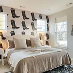 2 New Townhomes W Balcony Mins To Broadway Sleeps 16 98 Degrees The Stage