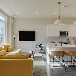 2 New Townhomes W Balcony Mins To Broadway Sleeps 16 98 Degrees The Stage