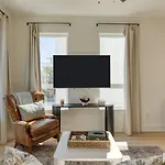 Modern Nashville Getaway Minutes From Downtown Five Points Hearth And Hideout By Avantstay