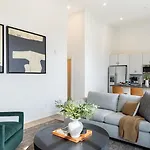 New Build Sleeps 12 2 Condos Modern Design Near Downtown Nashville
