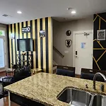 Cashville - Stylish Condo Minutes From Broadway