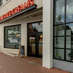 Steps From Hillsboro Village, Downtown 9 Mins Away