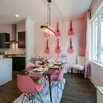 King & Queen 2 Homes - 24 Beds City Views