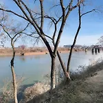 Riverfront Charm - A Scenic Downtown Stay For 6