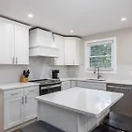 The Nomad: 4 1Brs 2 Studios 24-Guest Retreat