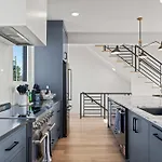 The Linden - Rooftop Views Refined Design New