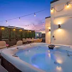 Hot Tub Hang Grill Parking Views Of Downtown Holiday home *