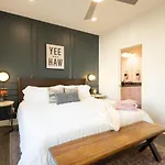 Holiday home Sparkly Boots And Pink Floors Great Location