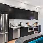Riverfront Walk To Downtown With Garage Parking Nashville