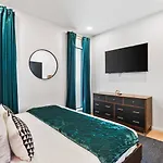 Holiday home Riverfront Walk To Downtown With Garage Parking *