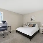 Charming With Fireplace & Dining Area Apartment *