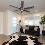 Stylish Brand-new Townhome Near Hotspots Apartment