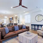 Apartment Stylish Brand-new Townhome Near Hotspots *