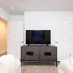 Apartment Stylish Brand-new Townhome Near Hotspots