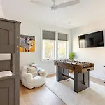 Rooftop Retreat & Skyline Views