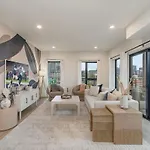 Holiday home Hyve - Tropical Penthouse - Pool & Gym *