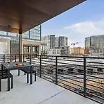 Hyve - Tropical Penthouse - Pool & Gym Holiday home