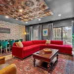 Holiday home Hyve - Tropical Penthouse - Pool & Gym