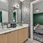Hyve - Tropical Penthouse - Pool & Gym Holiday home *