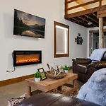 Holiday home The Den At J-barn - Secluded Retreat *