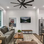 Highland Station - Private Rooftop - Sleeps 14