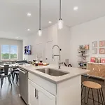 Jade - Private Patio And Balcony - Near Germantown