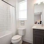Riff & Rest - 2 Stylish Homes - Mins To Germantown *