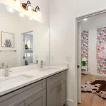 Riff & Rest - 2 Stylish Homes - Mins To Germantown
