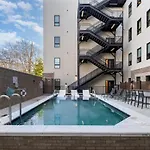 Harmony Outpost-pool & Gym-4 Mins To Broadway Holiday home