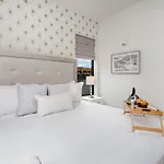 Harmony Outpost-pool & Gym-4 Mins To Broadway *