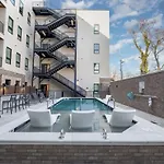 Harmony Outpost-pool & Gym-4 Mins To Broadway Holiday home *