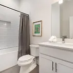 Jade - Private Patio And Balcony - Near Germantown
