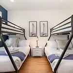 Riff & Rest - 2 Stylish Homes - Mins To Germantown Holiday home *