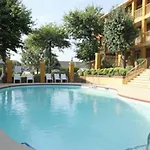 Red Lion & Airport Hotel 2*