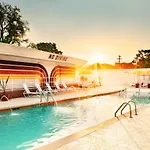 The Dive Motel And Swim Club