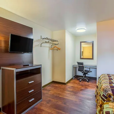 Rodeway Airport South Hotel 2*