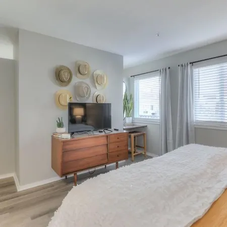 Walk To Broadway Riverfront With Pool Apartment