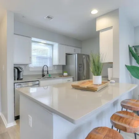 Walk To Broadway Riverfront With Pool Apartment Nashville
