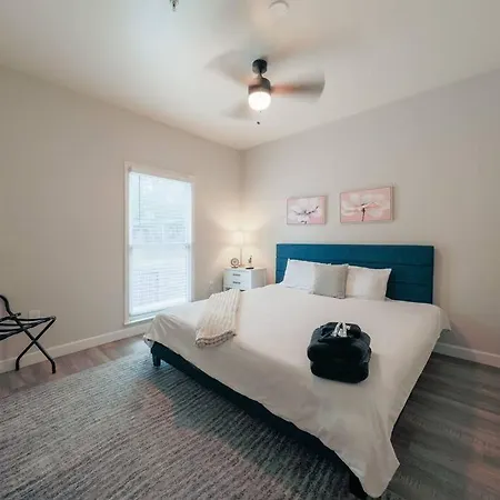 Cozy & 2br With Optional Parking Near Vanderbilt, Gulch & Honky Tonk Highway Apartment *