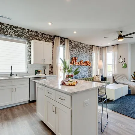 - 5625 Lenox Ave Holiday home *