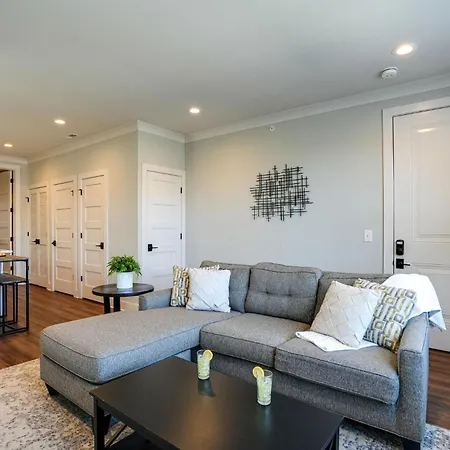 Modest Melrose - 5 Mins To Broadway - Rooftop Deck *