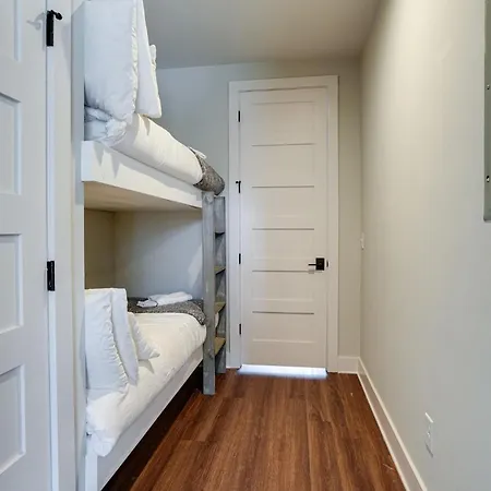 Modest Melrose - 5 Mins To Broadway - Rooftop Deck Holiday home