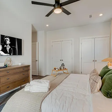 - 5625 Lenox Ave Holiday home *