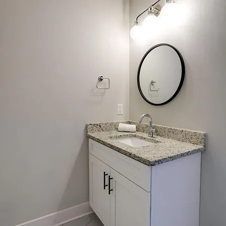 Modest Melrose - 5 Mins To Broadway - Rooftop Deck *