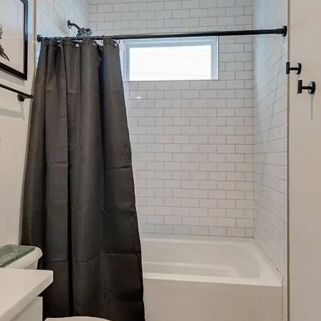 - 5625 Lenox Ave Holiday home *