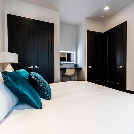 2 Designer Gulch Homes - Rooftop Hot Tub - Sleeps 24 Holiday home Nashville