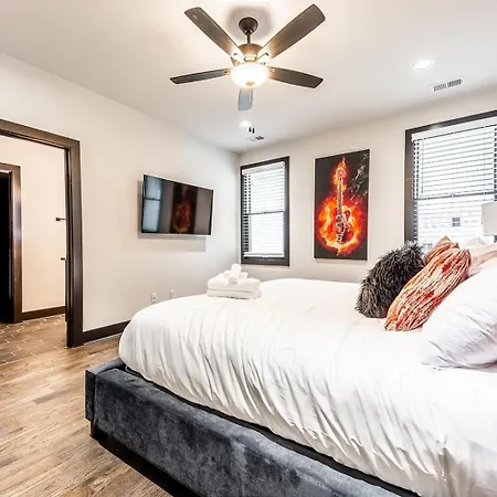 2 Designer Gulch Homes - Rooftop Hot Tub - Sleeps 24 Holiday home *